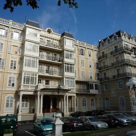 Aux Meubles Du Manoir Апарт-отель 3*