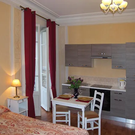 Aux Meubles Du Manoir 아파트호텔